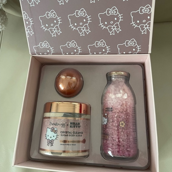 The Crème Shop x Hello Kitty Luxury Bath Set - Picture 2 of 5